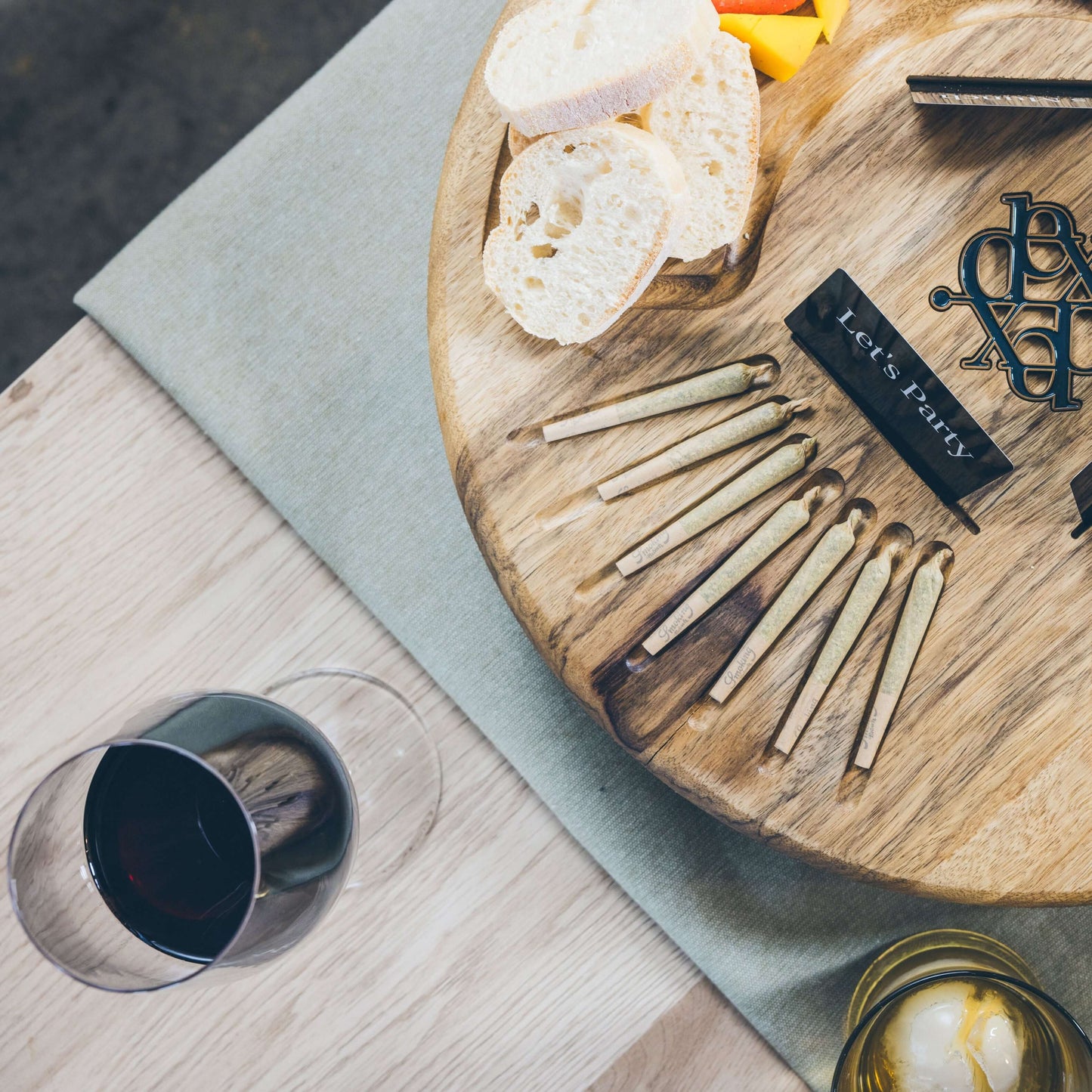 Hands holding the Dexter Grinder, showcasing luxury design and innovative threading-free technology.